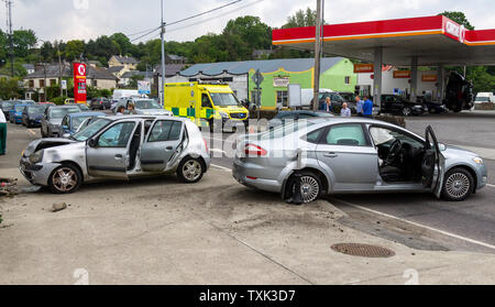 Skibbereen, West Cork, Irland, 25. Juni 2019, heute gab es zwei Car Crash außerhalb des Kreises K Garage auf der Market Street Skibbereen, die Strasse war für eine Weile blockiert, da die Feuerwehr und Krankenwagen die Szene besucht. Kredit aphperspective/Alamy leben Nachrichten Stockfoto