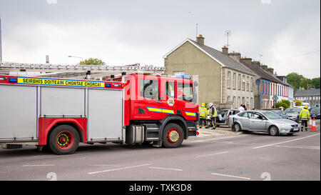 Skibbereen, West Cork, Irland, 25. Juni 2019, heute gab es zwei Car Crash außerhalb des Kreises K Garage auf der Market Street Skibbereen, die Strasse war für eine Weile blockiert, da die Feuerwehr und Krankenwagen die Szene besucht. Kredit aphperspective/Alamy leben Nachrichten Stockfoto