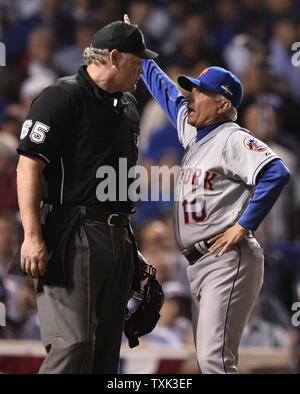 New York Mets Manager Terry Collins (R) argumentiert mit Home Plate Umpire Ted Barrett (65) nach dem Aufruf einer Grundregel Doppel durch Wilmer Flores durch das Sechste Inning gegen die Chicago Cubs in Spiel 3 der National League Championship Series im Wrigley Field in Chicago am 20. Oktober 2015. Der Boden in der Regel doppelte Kosten der Mets einen Durchlauf. Foto von Brian Kersey/UPI Stockfoto