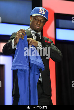 Ohio Zustand cornerback Eli Apple hält seine Jersey nach von der New York Giants, die mit dem Zehnten Pick im 2016 NFL Draft am 28. April 2016 in Chicago ausgewählt. Foto von Brian Kersey/UPI Stockfoto