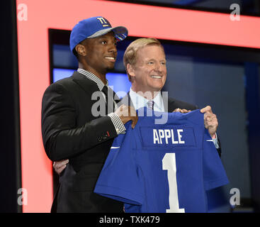 Ohio Zustand cornerback Eli Apple stellt mit NFL Beauftragter Roger Goodell nach von der New York Giants, die mit dem Zehnten Pick im 2016 NFL Draft am 28. April 2016 in Chicago ausgewählt. Foto von Brian Kersey/UPI Stockfoto