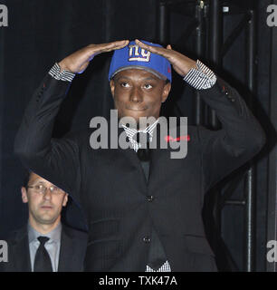 Ohio Zustand cornerback Eli Apple geht auf die Bühne, nachdem sie durch die New York Giants mit dem zehnten Pick im 2016 NFL Draft am 28. April 2016 in Chicago ausgewählt. Foto von Brian Kersey/UPI Stockfoto