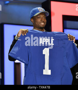 Ohio Zustand cornerback Eli Apple hält seine Jersey nach von der New York Giants, die mit dem Zehnten Pick im 2016 NFL Draft am 28. April 2016 in Chicago ausgewählt. Foto von Brian Kersey/UPI Stockfoto
