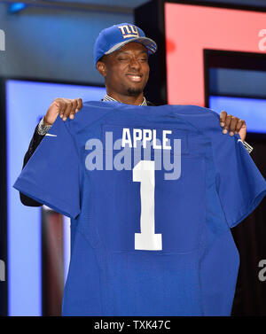 Ohio Zustand cornerback Eli Apple hält seine Jersey nach von der New York Giants, die mit dem Zehnten Pick im 2016 NFL Draft am 28. April 2016 in Chicago ausgewählt. Foto von Brian Kersey/UPI Stockfoto