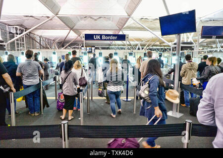 Passagiere, die in das Vereinigte Königreich vom Stansted Flughafen Stockfoto