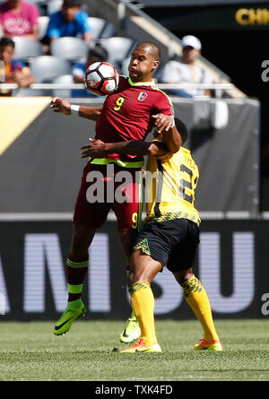 Venezuela, Jose Salomon Rondon (L) geht für die Kugel als Jamaika defender Jermaine Taylor (21) verteidigt in der ersten Hälfte von 2016 Copa America Centenario Gruppe C Spiel im Soldier Field in Chicago am 5. Juni 2016. Foto von Brian Kersey/UPI Stockfoto