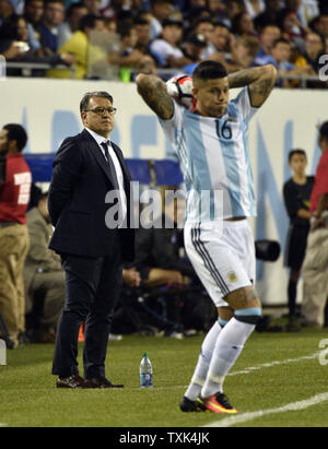 Argentinien manager Gerardo Martino Uhren als Verteidiger Marcos Rojo wirft den Ball in der ersten Hälfte von 2016 Copa America Centenario Gruppe D Match gegen Panama im Soldier Field in Chicago am 10. Juni 2016. Argentinien besiegt Panama 5-0. Foto von Brian Kersey/UPI Stockfoto