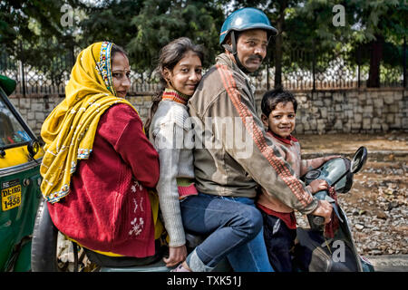 Eine ganze Familie auf einem Bajaj Roller der indischen Vespa, Neu-Delhi, Uttar Pradesh, Indien, Asien. Stockfoto