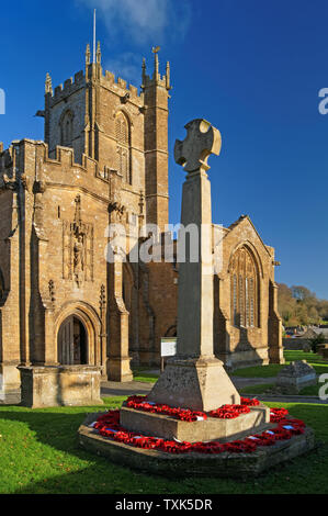 UK, Somerset, Crewkerne, Kirche des Hl. Bartholomäus und Memorial Cross Stockfoto