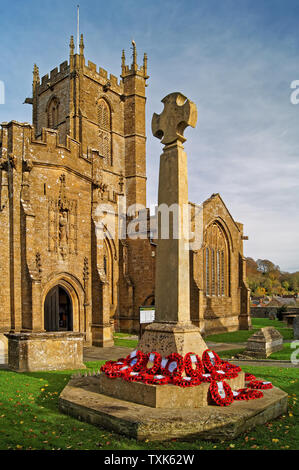 UK, Somerset, Crewkerne, Kirche des Hl. Bartholomäus und Memorial Cross Stockfoto