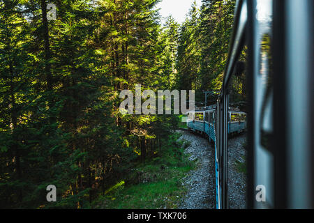 Blick aus dem Fenster des Bayerischen Zugspitz Bahn/Zugspitzbahn auf seinem Aufstieg towars Zugspitze, Deutschlands höchster Berg, im Sommer (Deutschland) Stockfoto