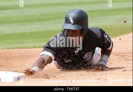 Chicago White Sox Tim Anderson Tauchgänge zurück zur ersten Base im vierten Inning von einem Spiel gegen die Chicago Cubs am Wrigley Field in Chicago Illinois am 24. Juli 2017. Foto von Aaron Josefczyk/UPI Stockfoto
