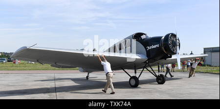 25. Juni 2019, Sachsen-Anhalt, Dessau-Roßlau: Die Junkers F 13 Flugzeuge am Flugplatz in Dessau betankt wird. Vor genau 100 Jahren, ein Flugzeug dieser Art nahm zum ersten Mal in Dessau. Das Flugzeug, entworfen von Flugzeugen Pionier Hugo Junkers, war der weltweit erste kommerzielle Flugzeuge komplett aus Metall und gilt als Pionier in der zivilen Luftfahrt. Seit 2016 hat die Maschine wieder in kleinen Serien in der Schweiz hergestellt worden. Foto: Hendrik Schmidt/dpa-Zentralbild/dpa Stockfoto