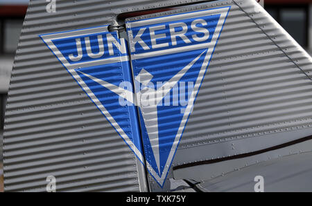 25. Juni 2019, Sachsen-Anhalt, Dessau-Roßlau: Die Junkers F 13 Flugzeuge am Flugplatz in Dessau steht. Vor genau 100 Jahren, ein Flugzeug dieser Art nahm zum ersten Mal in Dessau. Das Flugzeug, entworfen von Flugzeugen Pionier Hugo Junkers, war der weltweit erste kommerzielle Flugzeuge komplett aus Metall und gilt als Pionier in der zivilen Luftfahrt. Seit 2016 hat die Maschine wieder in kleinen Serien in der Schweiz hergestellt worden. Foto: Hendrik Schmidt/dpa-Zentralbild/dpa Stockfoto