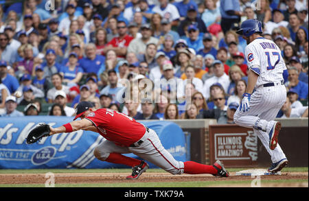 Chicago Cubs Kris Bryant (17) ist sicher an der ersten Base als Washington Nationals Ryan Zimmerman (11) ist nicht in der Lage, den Ball im dritten Inning bei Wrigley Field zu fangen am 6. August 2017 in Chicago. Foto von Kamil Krzaczynski/UPI Stockfoto