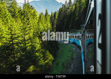 Blick aus dem Fenster des Bayerischen Zugspitz Bahn/Zugspitzbahn auf seinem Aufstieg towars Zugspitze, Deutschlands höchster Berg, im Sommer (Deutschland) Stockfoto