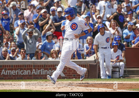 Chicago Cubs Victor Caratini Kerben gegen die Toronto Blue Jays im zweiten Inning am Wrigley Feld am August 18, 2017 in Chicago. Foto von Kamil Krzaczynski/UPI Stockfoto