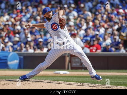 Chicago Cubs Krug Jake Arrieta liefert gegen die Toronto Blue Jays im vierten Inning am Wrigley Feld am August 18, 2017 in Chicago. Foto von Kamil Krzaczynski/UPI Stockfoto