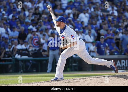 Chicago Cubs Wade Davis liefert gegen die Toronto Blue Jays im neunten Inning am Wrigley Feld am August 18, 2017 in Chicago. Foto von Kamil Krzaczynski/UPI Stockfoto