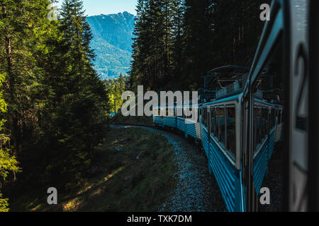 Blick aus dem Fenster des Bayerischen Zugspitz Bahn/Zugspitzbahn auf seinem Aufstieg towars Zugspitze, Deutschlands höchster Berg, im Sommer (Deutschland) Stockfoto