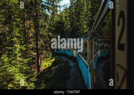 Blick aus dem Fenster des Bayerischen Zugspitz Bahn/Zugspitzbahn auf seinem Aufstieg towars Zugspitze, Deutschlands höchster Berg, im Sommer (Deutschland) Stockfoto