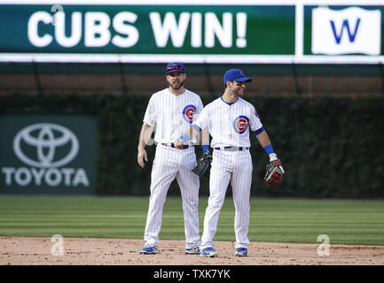Chicago Cubs Mike Freeman (L) feiert mit Tommy La Stella (R) nach dem Sieg über die Cincinnati Reds bei Wrigley Field am 29. September 2017 in Chicago. Foto von Kamil Krzaczynski/UPI Stockfoto