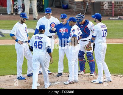 Chicago Cubs Manager Joe Maddon (C) Hände den Ball] Relief pitcher Pedro Strop (46) Im sechsten Inning von Spiel 3 der NLDS gegen die Washington Nationals auf dem Wrigley Field, die am 9. Oktober in Chicago 2017. Foto von Brian Kersey/UPI Stockfoto