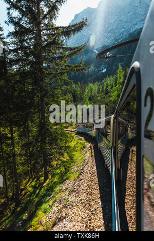 Blick aus dem Fenster des Bayerischen Zugspitz Bahn/Zugspitzbahn auf seinem Aufstieg towars Zugspitze, Deutschlands höchster Berg, im Sommer (Deutschland) Stockfoto