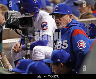 Chicago Cubs Manager Joe Madden Uhren spielen gegen die Los Angeles Dodgers im zweiten Inning von Spiel 3 der National League Championship Series im Wrigley Field in Chicago am 17. Oktober 2017. Die Schwindler halten eine Reihe 2-0 Leitung über die Jungen. Foto von Kamil Krzaczynski/UPI Stockfoto