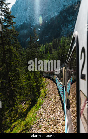 Blick aus dem Fenster des Bayerischen Zugspitz Bahn/Zugspitzbahn auf seinem Aufstieg towars Zugspitze, Deutschlands höchster Berg, im Sommer (Deutschland) Stockfoto