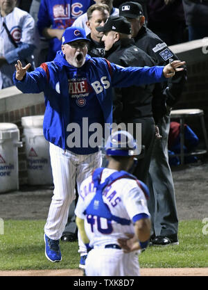 Chicago Cubs Manager Joe Madden argumentiert ein Anruf im achten Inning gegen die Los Angeles Dodgers in Spiel 4 der National League Championship Series im Wrigley Field in Chicago am 18. Oktober 2017. Maddon war für das Argumentieren ausgeworfen. Die Schwindler führen 3-0 über die Jungen, die in der Best of seven Serie. Foto von Brian Kersey/UPI Stockfoto