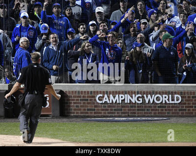 Chicago Cubs fans Motion für die Home Plate Umpire Jim Wolf an der Replay nach Chicago Cubs Manager Joe Madden zu schauen war für das Argumentieren die gleichen Aufruf gegen die Los Angeles Dodgers im achten Inning in Spiel 4 der National League Championship Series im Wrigley Field in Chicago am 18. Oktober 2017 ausgeworfen. Die Jungen schlagen die Schwindler 3-2 zu Trail 3-1 im besten sieben Spiel Serie. Foto von Brian Kersey/UPI Stockfoto