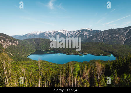 Blick auf das kristallklare Eibsee ab Anschluss des Bayerischen Zugspitz Bahn auf seinem Aufstieg gesehen auf die Zugspitze bei klaren Sommer Tag (Deutschland) Stockfoto