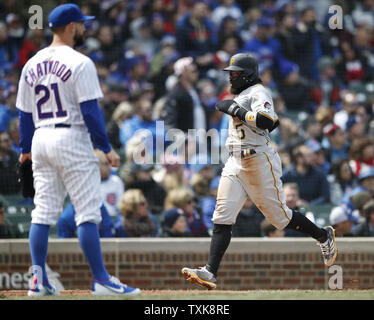 Pittsburgh Pirates zweiter Basisspieler Josh Harrison (5) Kerben auf einem doppelten Erfolg durch erste Basisspieler Josh Bell aus Chicago Cubs, die Krug Tyler Chatwood (21) im dritten Inning von der öffnung Tag Spiel bei Wrigley Field am 10. April in Chicago 2018. Foto von Kamil Krzaczynski Stockfoto