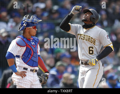 Pittsburgh Pirates Mittelfeldspieler Starling Marte (6) kreuzt die Home Plate, nachdem er einen solo Home Run aus Chicago Cubs, die Krug Tyler Chatwood im vierten Inning des Home öffnung Tag Spiel bei Wrigley Field am 10. April in Chicago 2018. Foto von Kamil Krzaczynski Stockfoto