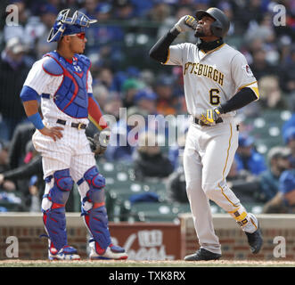 Pittsburgh Pirates Mittelfeldspieler Starling Marte (6) kreuzt die Home Plate, nachdem er einen solo Home Run aus Chicago Cubs, die Krug Tyler Chatwood im vierten Inning des Home öffnung Tag Spiel bei Wrigley Field am 10. April in Chicago 2018. Foto von Kamil Krzaczynski Stockfoto