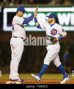 Chicago Cubs Mittelfeldspieler Ian Happ, rechts, feiert mit dem ersten Basisspieler Anthony Rizzo, Links, nach dem Sieg über die Cincinnati Reds bei Wrigley Field am 14. September 2018 in Chicago. Foto von Kamil Krzaczynski/UPI Stockfoto