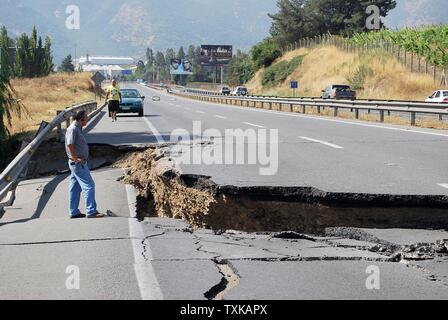 Ein großer Riss durchschneidet einem Highway in Rancagua, Chile, am 28. Februar 2010, nach einem Erdbeben der Stärke 8,8 das Land am 27. Februar getroffen. UPI/Cristian Lucero Stockfoto