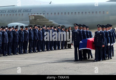 Der chilenischen Luftwaffe hält eine Trauerfeier für die Opfer von militärischen Freitag Flugzeugabsturz in Santiago am September 5, 2011. Am 2. September eine Ebene 21, darunter 4 Journalist, ging aus fehlt der Küste von Chile. Alle 21 an Bord werden geglaubt, tot zu sein, nach Ansicht der chilenische Verteidigungsminister Andres Allamand. UPI/Ricardo de la Peña. Stockfoto