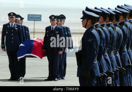 Der chilenischen Luftwaffe hält eine Trauerfeier für die Opfer von militärischen Freitag Flugzeugabsturz in Santiago am September 5, 2011. Am 2. September eine Ebene 21, darunter 4 Journalist, ging aus fehlt der Küste von Chile. Alle 21 an Bord werden geglaubt, tot zu sein, nach Ansicht der chilenische Verteidigungsminister Andres Allamand. UPI/Ricardo de la Peña. Stockfoto