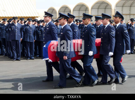 Der chilenischen Luftwaffe hält eine Trauerfeier für die Opfer von militärischen Freitag Flugzeugabsturz in Santiago am September 5, 2011. Am 2. September eine Ebene 21, darunter 4 Journalist, ging aus fehlt der Küste von Chile. Alle 21 an Bord werden geglaubt, tot zu sein, nach Ansicht der chilenische Verteidigungsminister Andres Allamand. UPI/Ricardo de la Peña. Stockfoto