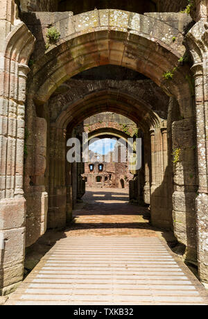 Der Blick durch das Haupttor in die geworfenen Stein Hof Raglan Castle, Wales Stockfoto