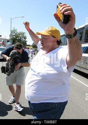 Rasende New Orleans Saints fan Jerry Kimball von Baton Rouge, LA Schüsse für Freude, als er aus dem Bus an der Bank von Amerika Stadium in Charlotte, NC am 11. September 2005. Die Leoparden Tickets zu über 350 Umsiedler, die der Aufenthalt in der Charlotte Colisium sind für den Saisonauftakt gegen die Heiligen. (UPI Foto/Bob Carey) Stockfoto