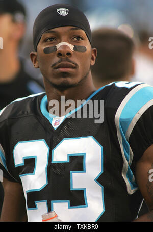 Carolina Panthers Cornerback Ken Lucas (23) wartet auf den Start gegen die New York Jets an der Bank von Amerika Stadium 13. November 2005 in Charlotte, NC. (UPI Foto/Bob Carey) Stockfoto