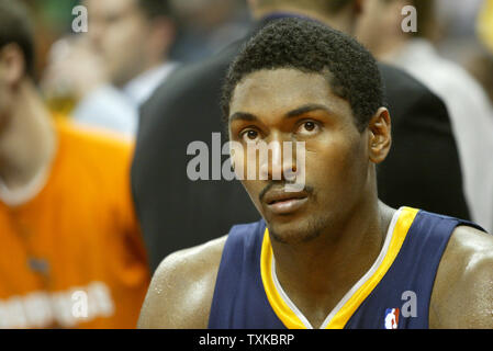 Indiana Pacers vorwärts Ron Artest Uhren von der Bank als Charlotte Bobcats Niederlage die Schrittmacher 122-90 an der Charlotte Bobcats Arena in Charlotte, N.C. am 16. November 2005. (UPI Foto/Nell Redmond) Stockfoto