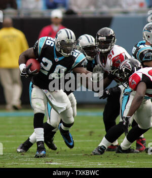 Carolina Panthers zurück laufen DeShaun Foster (26) bricht durch die defensive line Atlanta Falcons im ersten Quartal an der Bank von Amerika Stadium Dezember 4, 2005 in Charlotte, NC. (UPI Foto/Bob Carey) Stockfoto