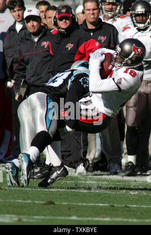 Carolina Panthers Cornerback Ken Lucas (23) packt Tampa Bay Buccaneers wide receiver Ike Hilliard (19) an der Seitenlinie an der Bank von Amerika Stadium am 11. Dezember 2005. (UPI Foto/Bob Carey) Stockfoto