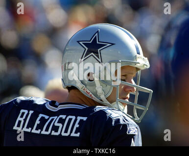 Dallas Cowboys Quarterback Drew Bledsoe Uhren sein Team gegen die Carolina Panthers in der Bank von Amerika Stadium in Charlotte, N.C. am 24. Dezember 2005. (UPI Foto/Nell Redmond) Stockfoto