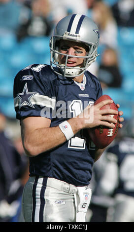 Dallas Cowboys Quarterback Drew Bledsoe (11) erwärmt sich vor der Cowboys Spiel mit der Carolina Panthers an der Bank von Amerika Stadium in Charlotte am 24. Dezember 2005. (UPI Foto/Bob Carey) Stockfoto