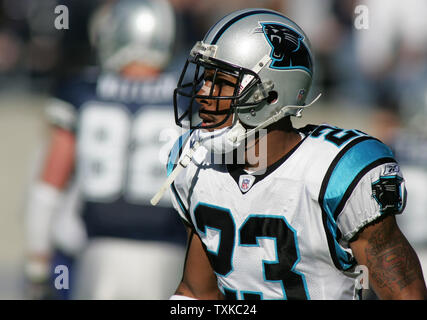 Carolina Panthers Cornerback Ken Lucas (23) kommt aus dem Feld nach der Verteidigung Leoparden ein Dallas Cowboy Umsatz an der Bank von Amerika Stadium in Charlotte am Dezember 24, 2005 gezwungen. (UPI Foto/Bob Carey) Stockfoto